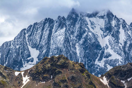 雪中的山脊