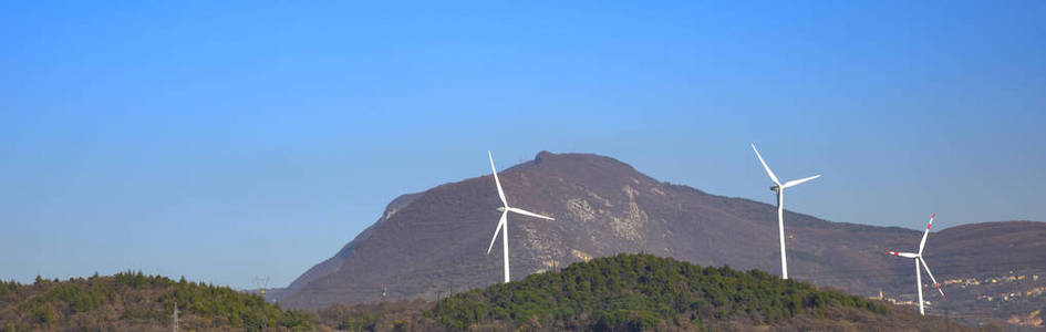 山上的风力涡轮机。 生产清洁和可再生能源。 意大利特伦蒂