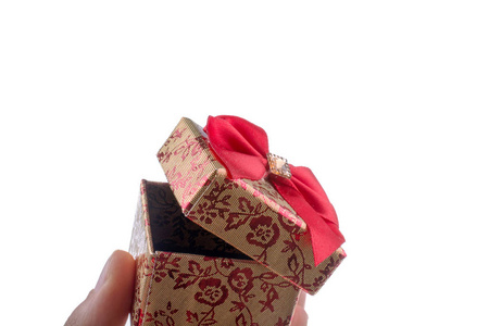 手拿一个带红丝带的礼品盒