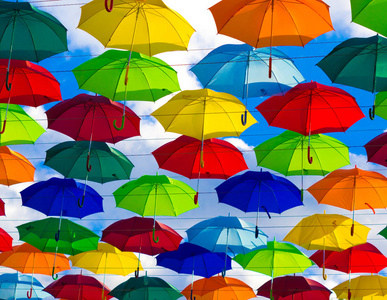 节日里安装了五颜六色的雨伞