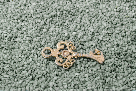 复古风格金色钥匙绿沙