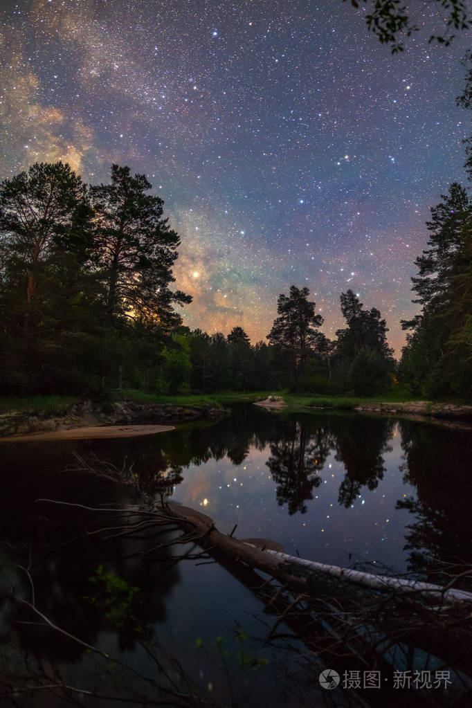 繁星点点的夜景,明亮的银河