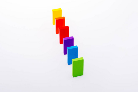 设计插图彩色多米诺骨牌块在白色背景上的线条上欢乐的儿童无缝模式画