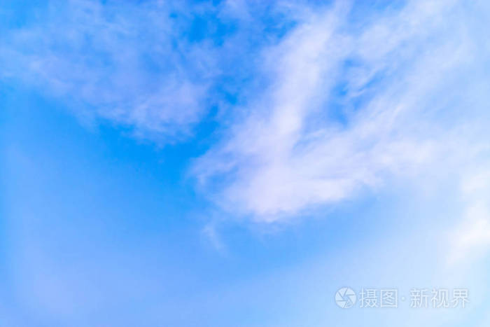 蓝天上的空气云。
