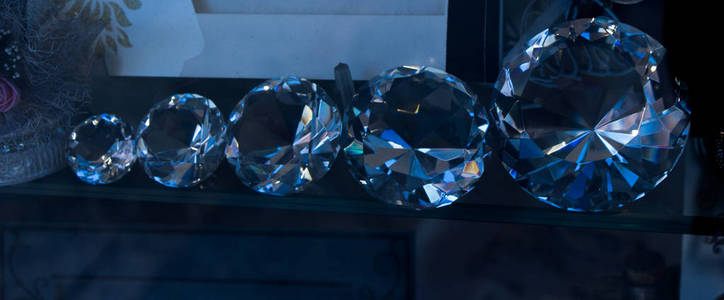 五颗透明钻石从小到大排列