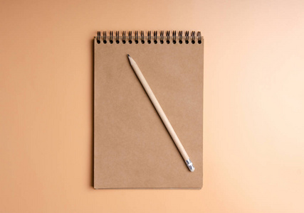 笔记本, 铅笔上的橙色背景