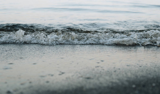 海浪拍打沙质海岸的水平视野