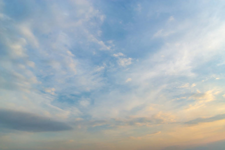 日出与阳光天空,天空中有云和太阳.照片
