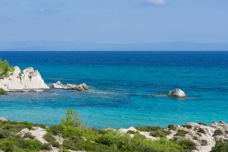 晴天在希腊的橙色海滩上。 美丽的海滩，清澈的绿松石碧水。