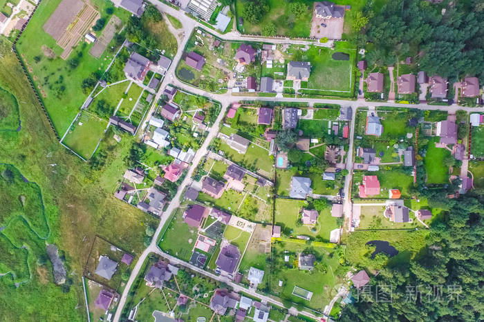 村庄,田野和村庄附近森林的俯视图照片-正版商用图片16oq1i-摄图新视