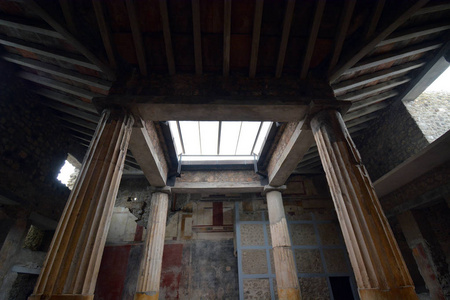 庞贝城建筑废墟的内部