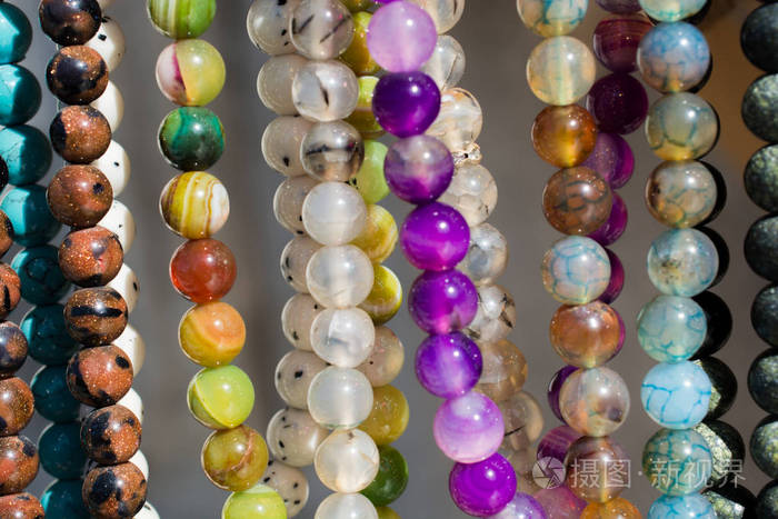各种颜色的美丽的彩色珠子