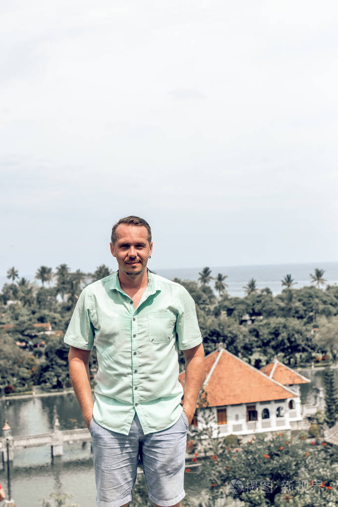 印度尼西亚巴厘岛塔曼乌容水宫的年轻人