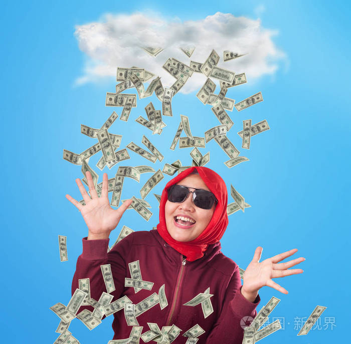 幸福成功的年轻亚洲亿万富翁女人在金钱的雨下快乐地微笑的肖像财富