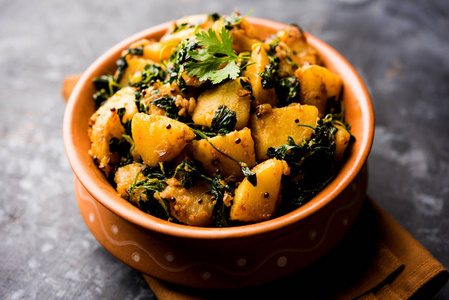 胡芦巴马铃薯萨比或阿卢梅西马萨拉是健康的印度菜。 放在碗里或卡拉希里。 选择性聚焦
