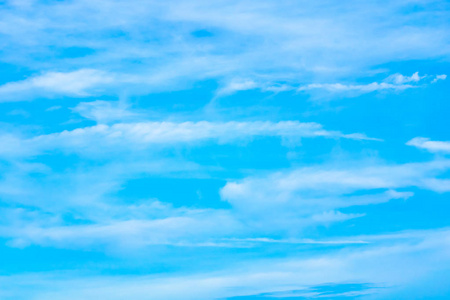 蓝天中的光云，用图形技术作为背景。