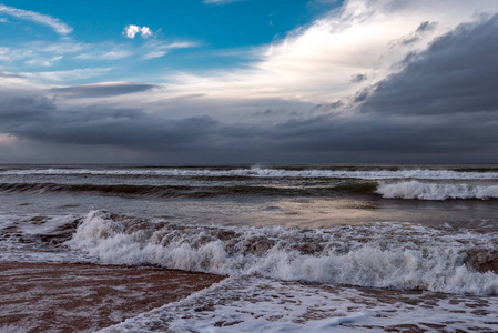 海潮汹涌的大海和天边的彩霞图片
