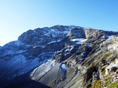 瑞士乌里高寒山谷上的第一场雪图片