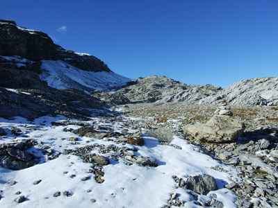 瑞士乌里高寒山谷上的第一场雪