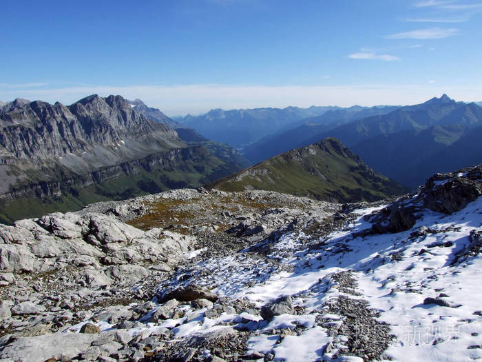 瑞士乌里高寒山谷上的第一场雪