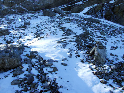 瑞士乌里高寒山谷上的第一场雪