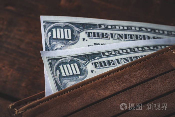 钱包里的钱贴在木制的背景上 金钱概念 薪金概念照片 正版商用图片16owns 摄图新视界 钱包里的钱贴在木制的背景上 金钱概念 薪金概念照片 正版商用图片16owns 摄图新视界
