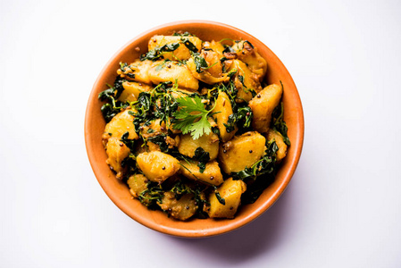 胡芦巴马铃薯萨比或阿卢梅西马萨拉是健康的印度菜。 放在碗里或卡拉希里。 选择性聚焦