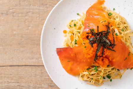 意大利通心粉与烟熏鲑鱼和虾蛋融合食品风格