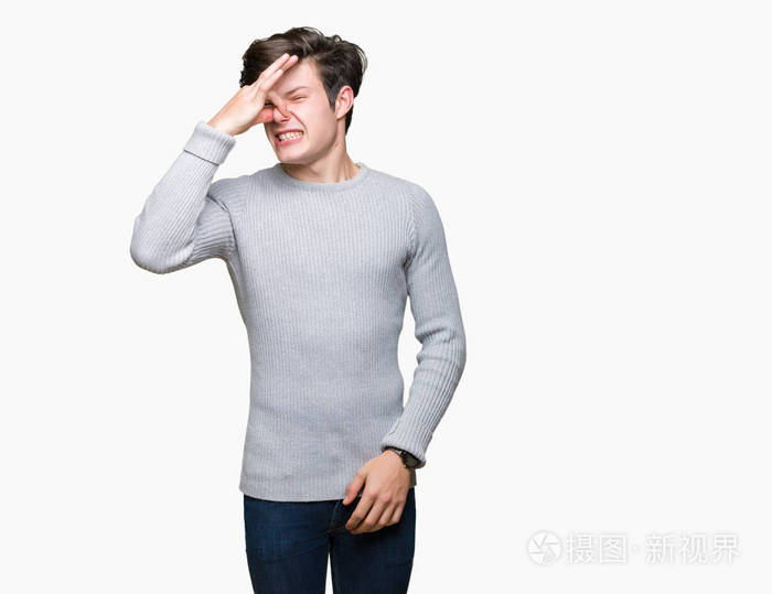 在孤立的背景上闻着一些臭味和令人恶心的难以忍受的气味,用手指在