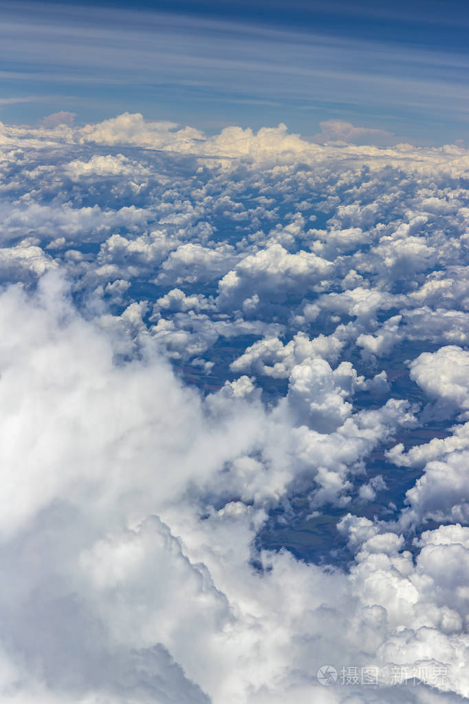 从飞机窗口飞过云层的美丽景色云的自然全景白云在地上移动