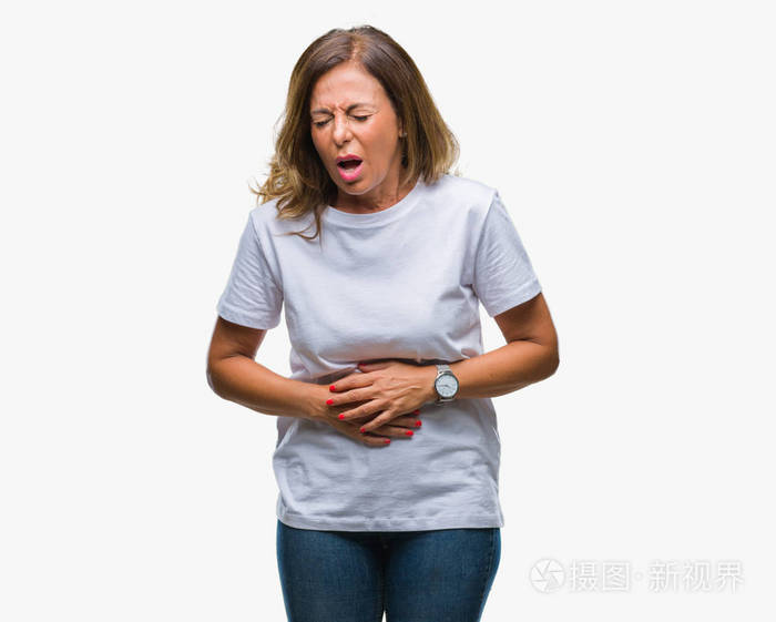 中年老年西班牙裔妇女过孤立的背景,手放在肚子上,因为恶心,疼痛,疾病