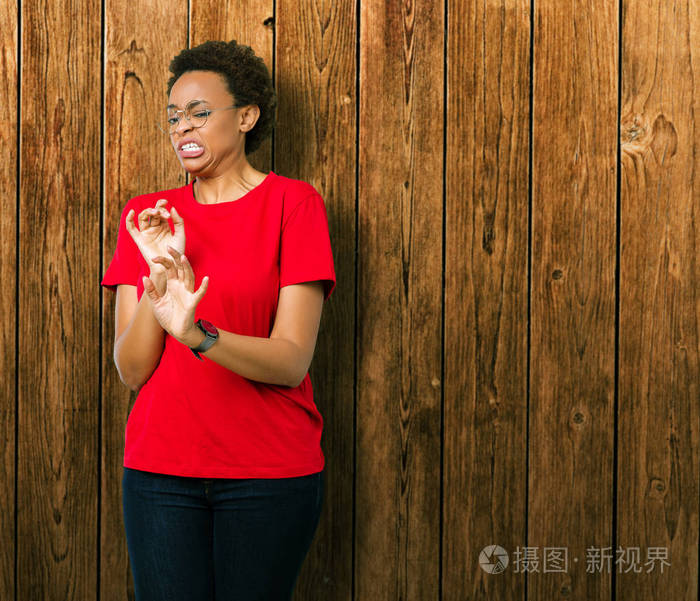 美丽的非洲裔美国妇女戴着眼镜在孤立的背景下厌恶的表情不高兴和恐惧