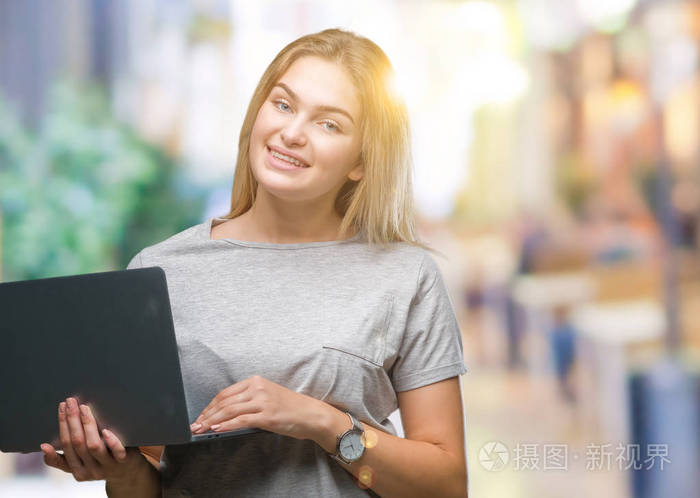 年轻的白种人女人用电脑笔记本电脑在孤立的背景上，快乐的脸站着，微笑着，露出自信的微笑，露出牙齿