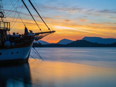 希腊列夫卡斯岛尼德里湾日出帆船