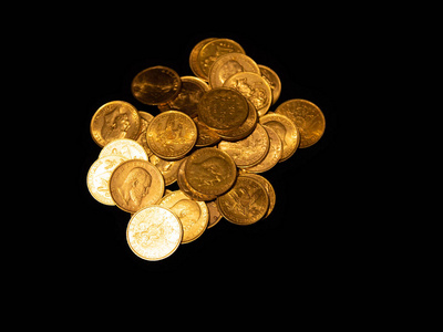 接近真正的金币，硬币堆放在黑暗的背景上
