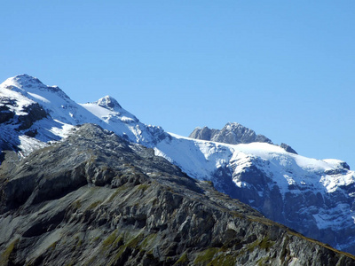 瑞士乌里高寒山谷上的第一场雪