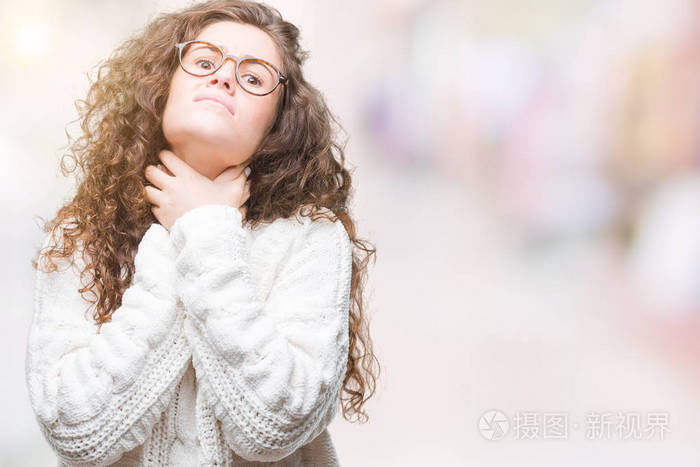 美丽的黑发卷发年轻女孩穿着冬天的毛衣,在孤立的背景下喊叫和窒息