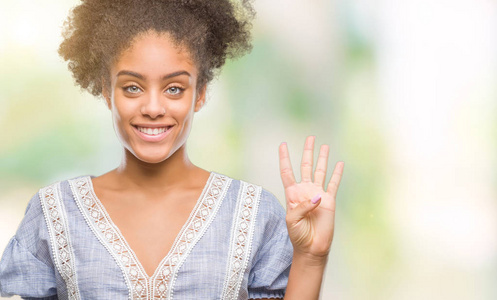 年轻的非洲美国妇女在孤立的背景显示和手指第四，同时微笑自信和快乐。