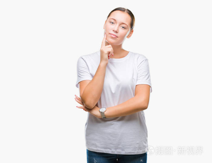 年轻美丽的白种人女人在孤立的背景上,手在下巴上思考问题,沉思的表情