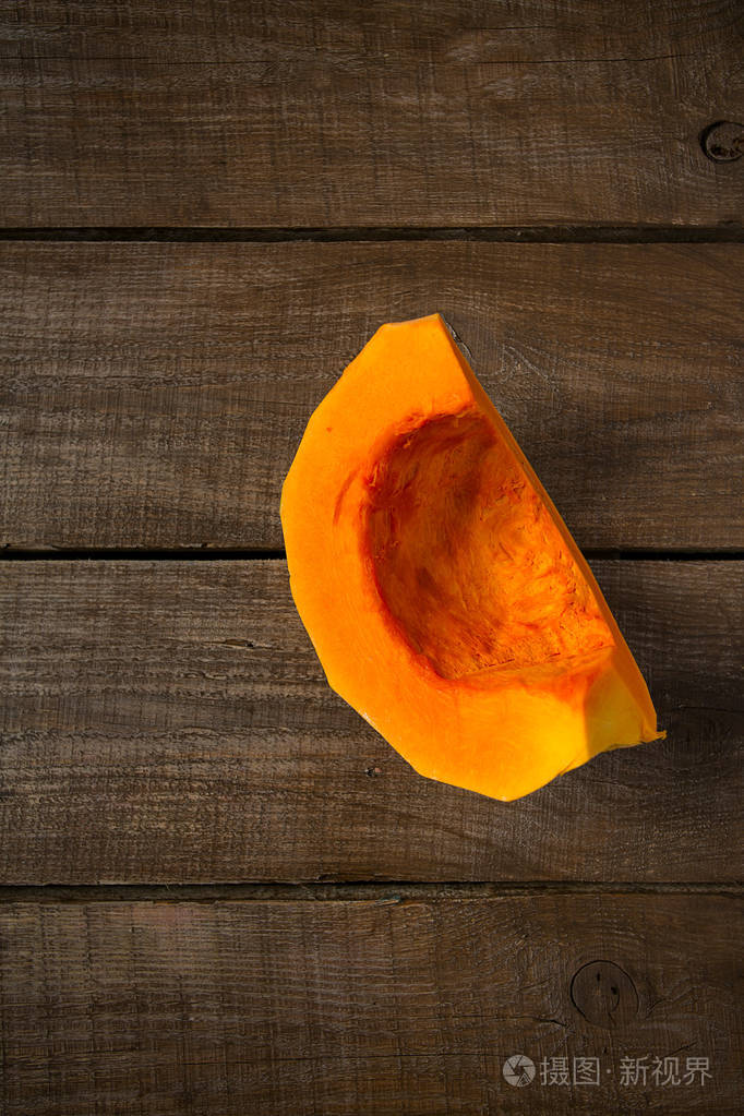 南瓜切片在木制表面