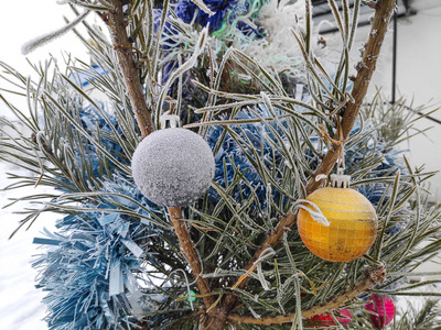 圣诞树上的装饰，在街上的圣诞树上的雪花圣诞球