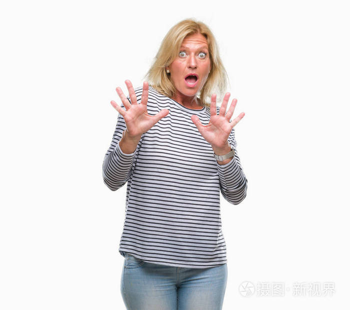 中年金发女人在孤立的背景下害怕和恐惧,表情停止手势,双手震惊地喊叫