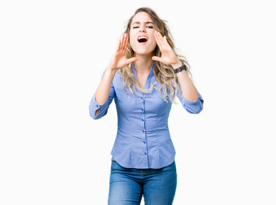 一位年轻漂亮的金发碧眼的女商人,在隔离的背景下,用手捂着嘴大声喊叫