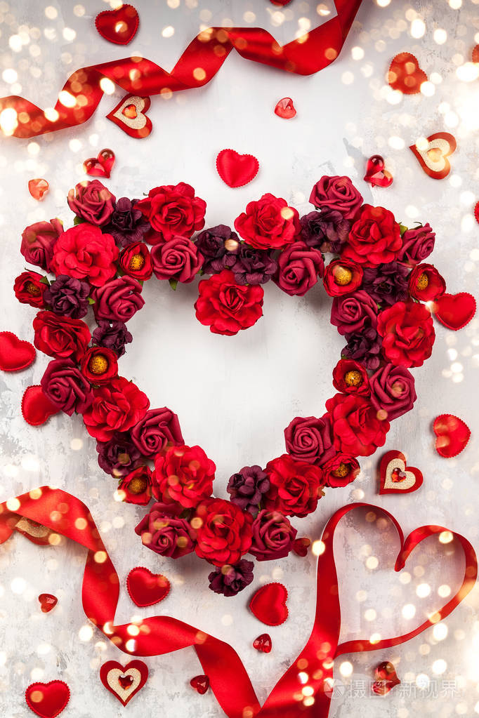 浅灰色复古背景上心形的红玫瑰