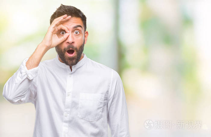 成年西班牙裔男子在孤立的背景上做ok手势,震惊与惊讶的脸,眼睛通过