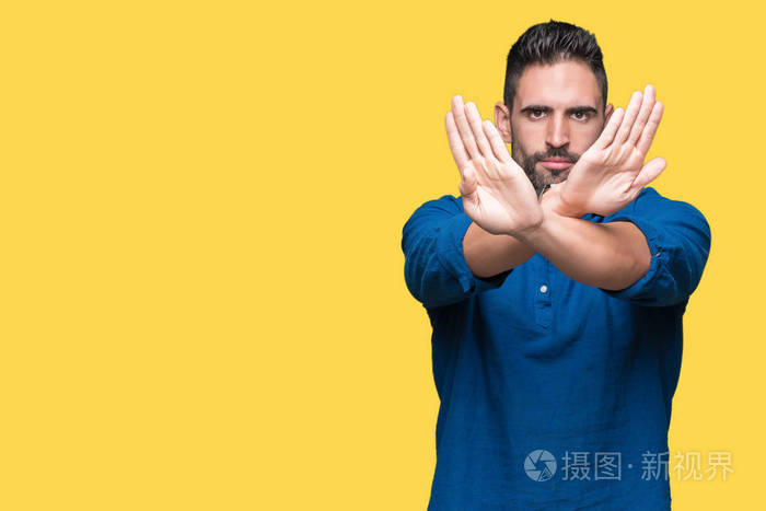 年轻帅哥过隔离背景拒绝表情交叉手臂手掌做负号,怒容满面