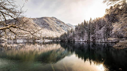 意大利阿尔卑斯山湖泊冬季的第一场雪