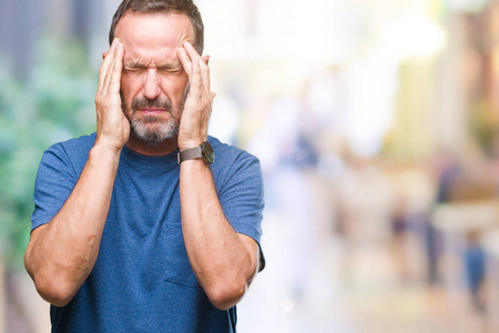 中年老年老年男性，由于压力过大，在孤立的背景下，手在头部疼痛。偏头痛。
