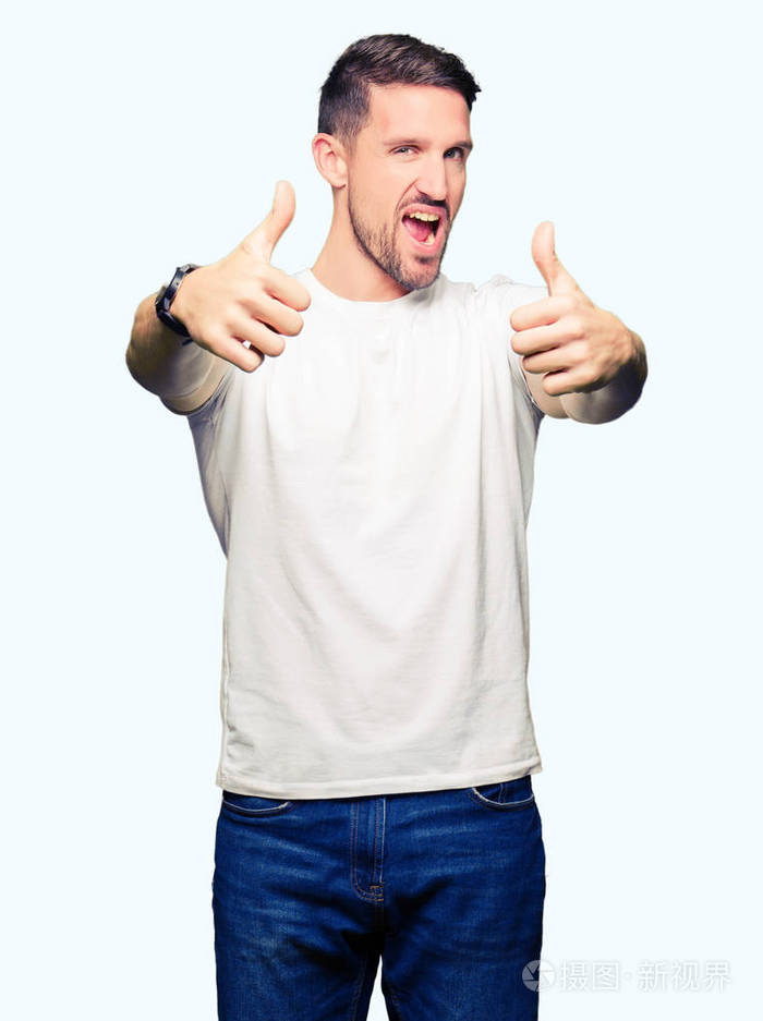 英俊的男人穿着休闲的白色t恤赞成用手做积极的手势竖起大拇指微笑为