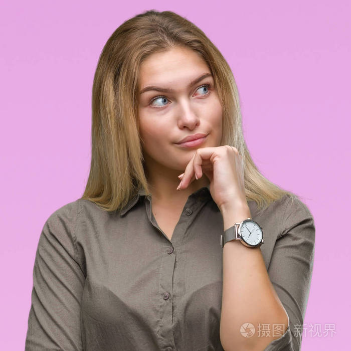 年轻的白种人商业女性在孤立的背景下,用手摸着下巴思考问题,表情忧郁